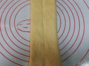 擀长，将面片边上的气泡按掉。