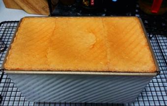 烤箱预热190度，中下层，烤45分钟。取出后立即倒扣出来，放烤网上晾凉装袋。吃不完的面包可切片，分装在保鲜袋冷冻起来。再吃时的，提前一小时取出回温，或者放烤箱烤五六分钟即可。