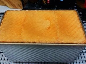 烤箱预热190度，中下层，烤45分钟。取出后立即倒扣出来，放烤网上晾凉装袋。吃不完的面包可切片，分装在保鲜袋冷冻起来。再吃时的，提前一小时取出回温，或者放烤箱烤五六分钟即可。