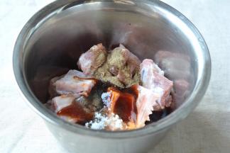 根据口味加入蚝油、生抽、盐、白糖、黑胡椒粉，白糖不要多，主要起到提鲜、着色；