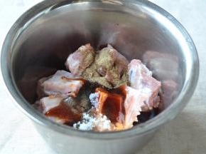 根据口味加入蚝油、生抽、盐、白糖、黑胡椒粉，白糖不要多，主要起到提鲜、着色；