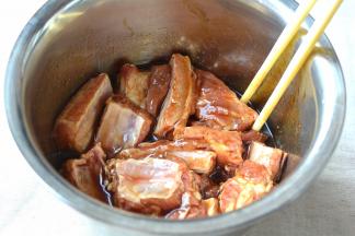 将调料与排骨拌匀，入冰箱冷藏腌制2小时以上，中途翻拌两遍，便于入味；