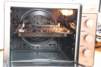 送入预热好的长帝CR32KEA烤箱中层，用后旋风加热功能，200度，先烤20分钟；