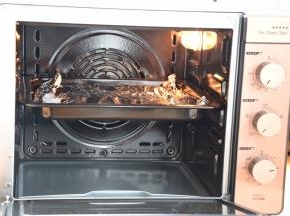 送入预热好的长帝CR32KEA烤箱中层，用后旋风加热功能，200度，先烤20分钟；