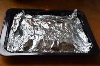 表面再覆盖一张锡纸，将四周与下面的锡纸捏合严实；