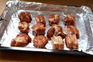 腌好的排骨码放在铺了锡纸的烤盘上，腌排骨的料汁不要掉倒；