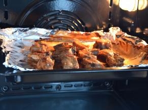 再送入烤箱中层，烤7分钟左右，表面变干燥，并且着色。