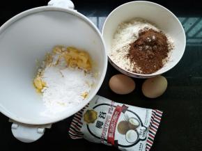 黄油切小块加入糖粉，4种粉类混合