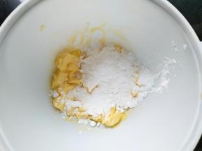 黄油室温软化，手指头能轻轻按下即可，加入糖粉