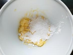 黄油室温软化，手指头能轻轻按下即可，加入糖粉
