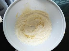 电动打蛋器打发，颜色发白，体积变大