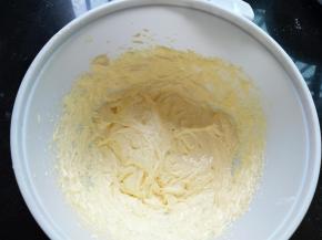 再加入第二个鸡蛋，搅打均匀