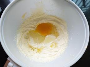 先加入一个鸡蛋，打蛋器混合均匀