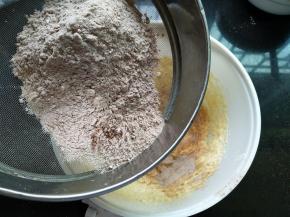 把4种粉累过筛加入黄油里