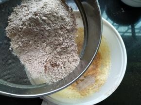 把4种粉累过筛加入黄油里