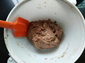 用刮刀翻拌均匀