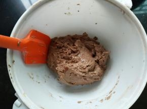 用刮刀翻拌均匀