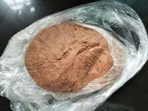 放冰箱冷藏几个小时或者冷冻一个小时，目的让面团冻硬