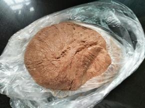 放冰箱冷藏几个小时或者冷冻一个小时，目的让面团冻硬