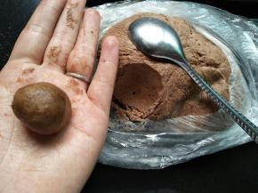 用勺子挖一勺，然后搓圆