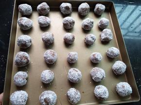 全部做好放入烤盘（搓一半的时候就把烤箱预热175℃）