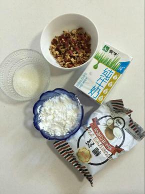 
先用电子秤称出所需要的食材量:
先牛奶200克，糖30克，玉米淀粉40克，红枣30克用剪刀剪成小粒儿，椰蓉适量！


