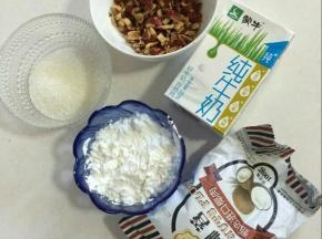 
先用电子秤称出所需要的食材量:
先牛奶200克，糖30克，玉米淀粉40克，红枣30克用剪刀剪成小粒儿，椰蓉适量！


