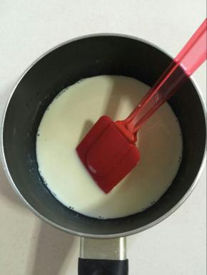 把牛奶，糖和玉米淀粉一起倒进奶锅中，搅拌均匀！


