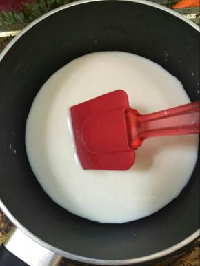把奶锅放在液化气上中小火，边加热边不停的搅拌！
