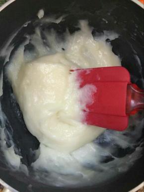 搅拌至奶糊变的粘稠即可！

