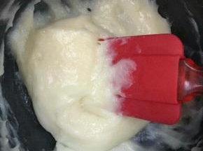 搅拌至奶糊变的粘稠即可！

