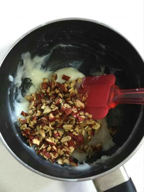 加入切碎的红枣粒儿！（可以换成蔓越梅，葡萄或者自己喜欢的坚果小丁儿！）

