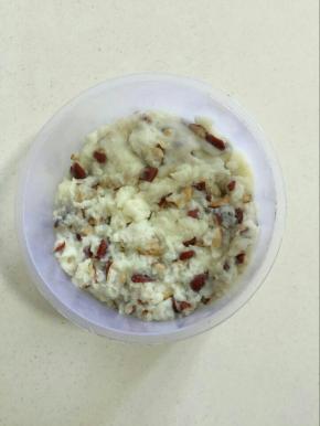 放入容器内，压结实，放入冰箱冷藏2小时以上。

