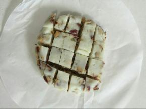 冷藏好以后拿出来切成大小均匀的小块儿！
