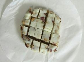 冷藏好以后拿出来切成大小均匀的小块儿！
