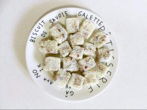 做好的红枣牛奶小方香甜可口，好吃极了，大人小孩儿都喜爱，我家宝宝一连吃了好几块呢！


