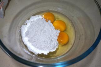 鸡蛋和糖粉同入打蛋盆中，也可以将糖粉换成等量的细砂糖；此时可将黄油和牛奶用微波炉融化或者隔水融化