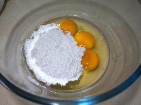 鸡蛋和糖粉同入打蛋盆中，也可以将糖粉换成等量的细砂糖；此时可将黄油和牛奶用微波炉融化或者隔水融化