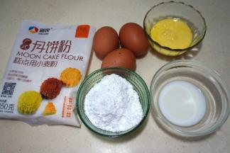 全部材料准备好，我使用的月饼粉也是低筋面粉的一种，直接用蛋糕粉也是可以的