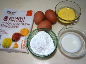全部材料准备好，我使用的月饼粉也是低筋面粉的一种，直接用蛋糕粉也是可以的
