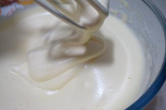 用电动打蛋器先中速再低速打发，提起打蛋器，蛋糊呈丝带般缓缓垂落，层层叠叠，纹路10秒钟不消失，打发结束；如果将打蛋盆坐在温水中，打发会更容易