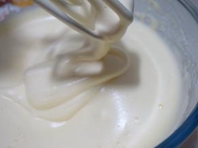 用电动打蛋器先中速再低速打发，提起打蛋器，蛋糊呈丝带般缓缓垂落，层层叠叠，纹路10秒钟不消失，打发结束；如果将打蛋盆坐在温水中，打发会更容易