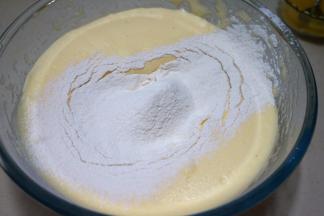 将面粉筛入蛋糊中，用“J”字方向，上下翻拌均匀，无干粉状即可