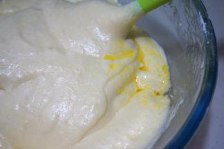 将晾凉的黄油牛奶液顺着盆壁倒入面糊中