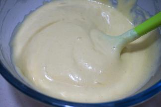 继续用翻拌的手法将黄油与面糊充分混合均匀，大概要翻拌50下左右，动作要轻柔