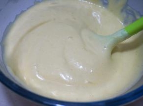 继续用翻拌的手法将黄油与面糊充分混合均匀，大概要翻拌50下左右，动作要轻柔