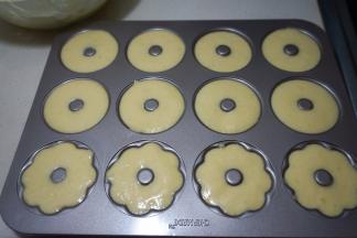 将蛋糕糊用小勺舀入甜甜圈模具中