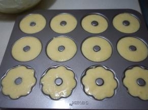 将蛋糕糊用小勺舀入甜甜圈模具中