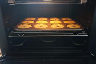 将模具分别送入预热好的烤箱中层，150度，20分钟左右