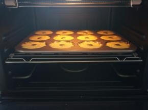 将模具分别送入预热好的烤箱中层，150度，20分钟左右